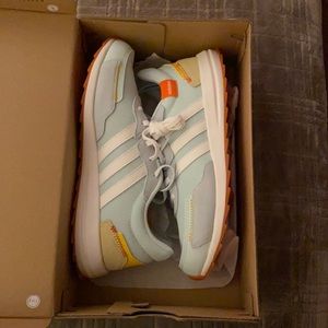 NWT Adidas Retrorun Shoes